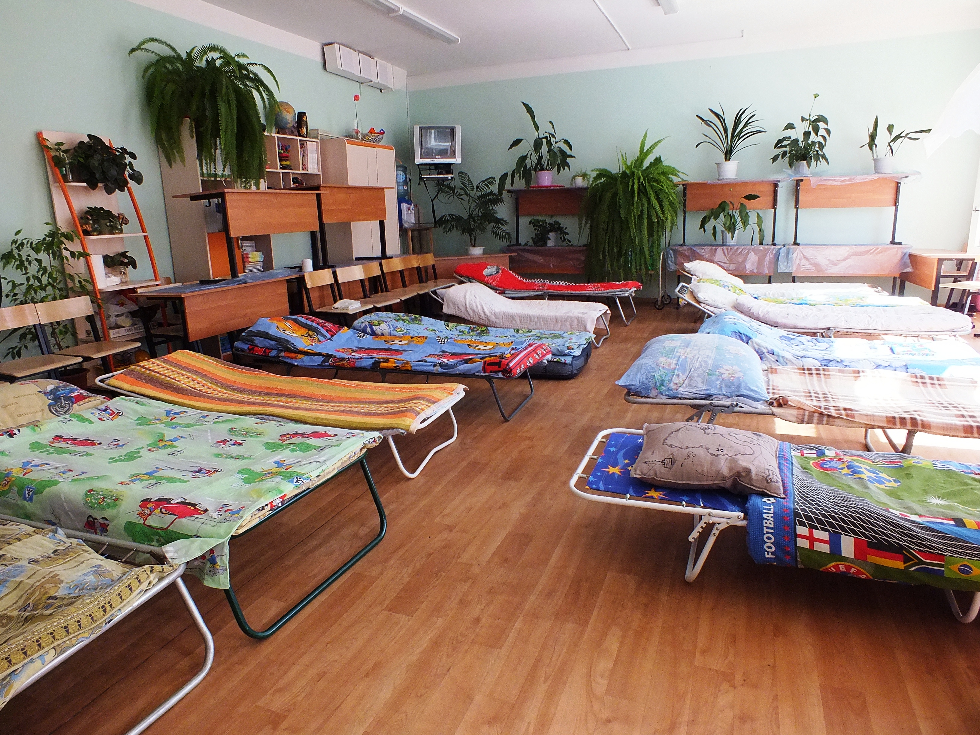 Room camp. Комната в детском лагере. Спальня в детском лагере. Спальные комнаты в лагере. Кровати в лагере.