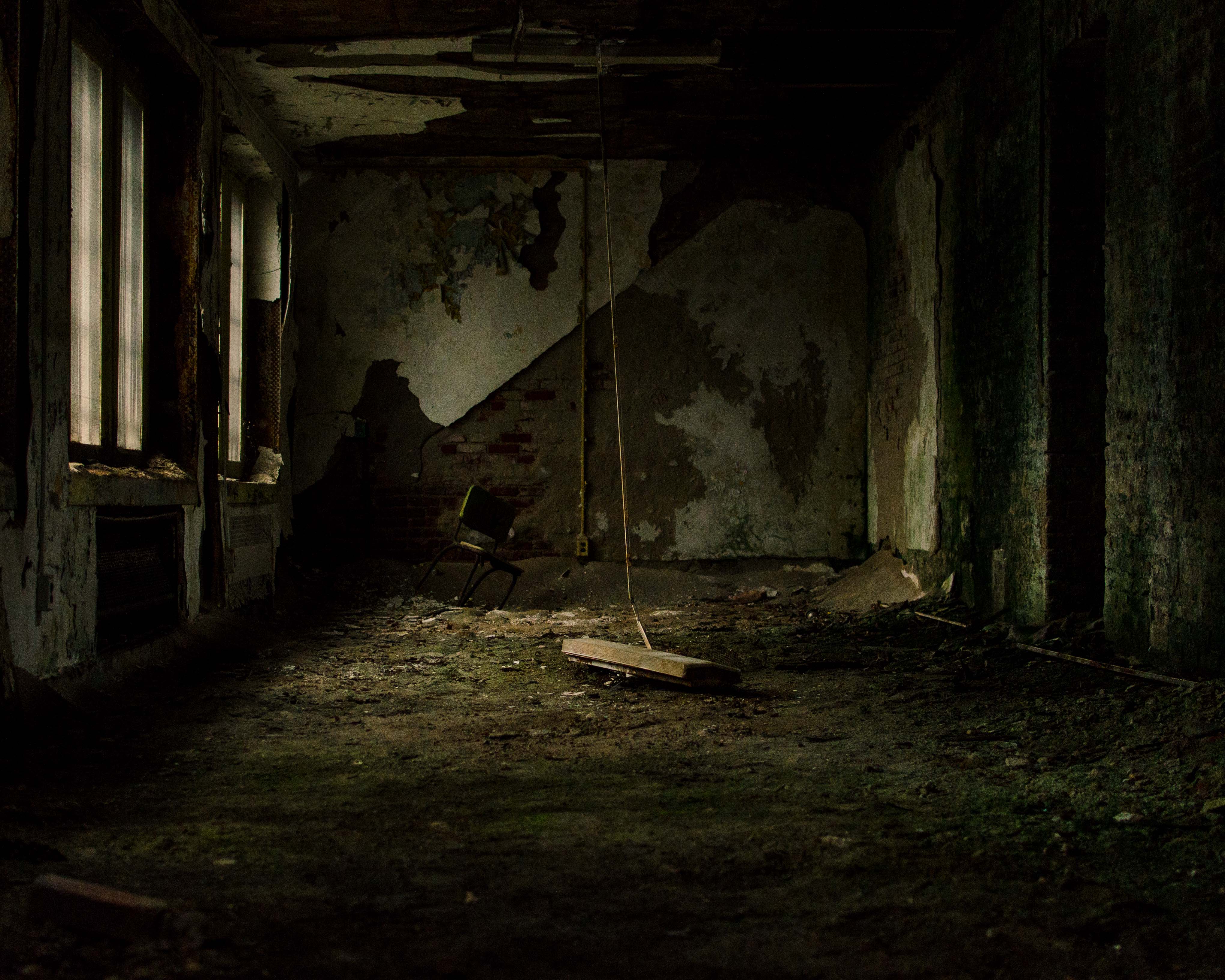 Scary horror house 2. Заброшенная комната. Пустая заброшенная комната. Темная заброшенная комната. Заброшенное здание ночью.