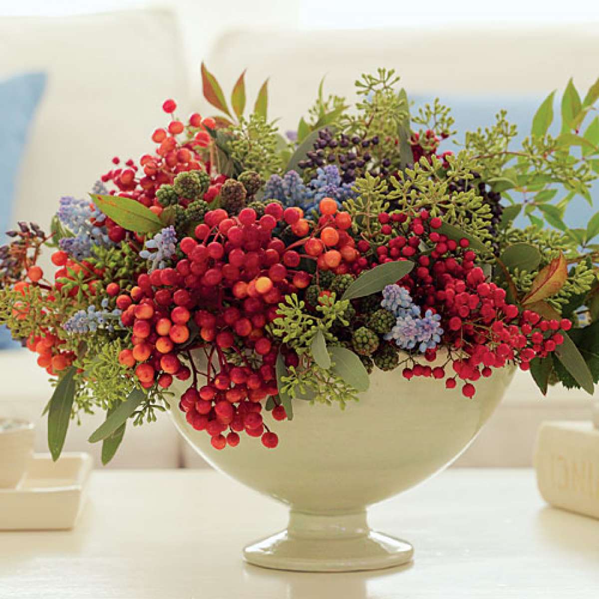 Flowers berry. Композиция из ягод. Цветочные композиции с рябиной. Композиция из рябины. Букет цветов с рябиной.