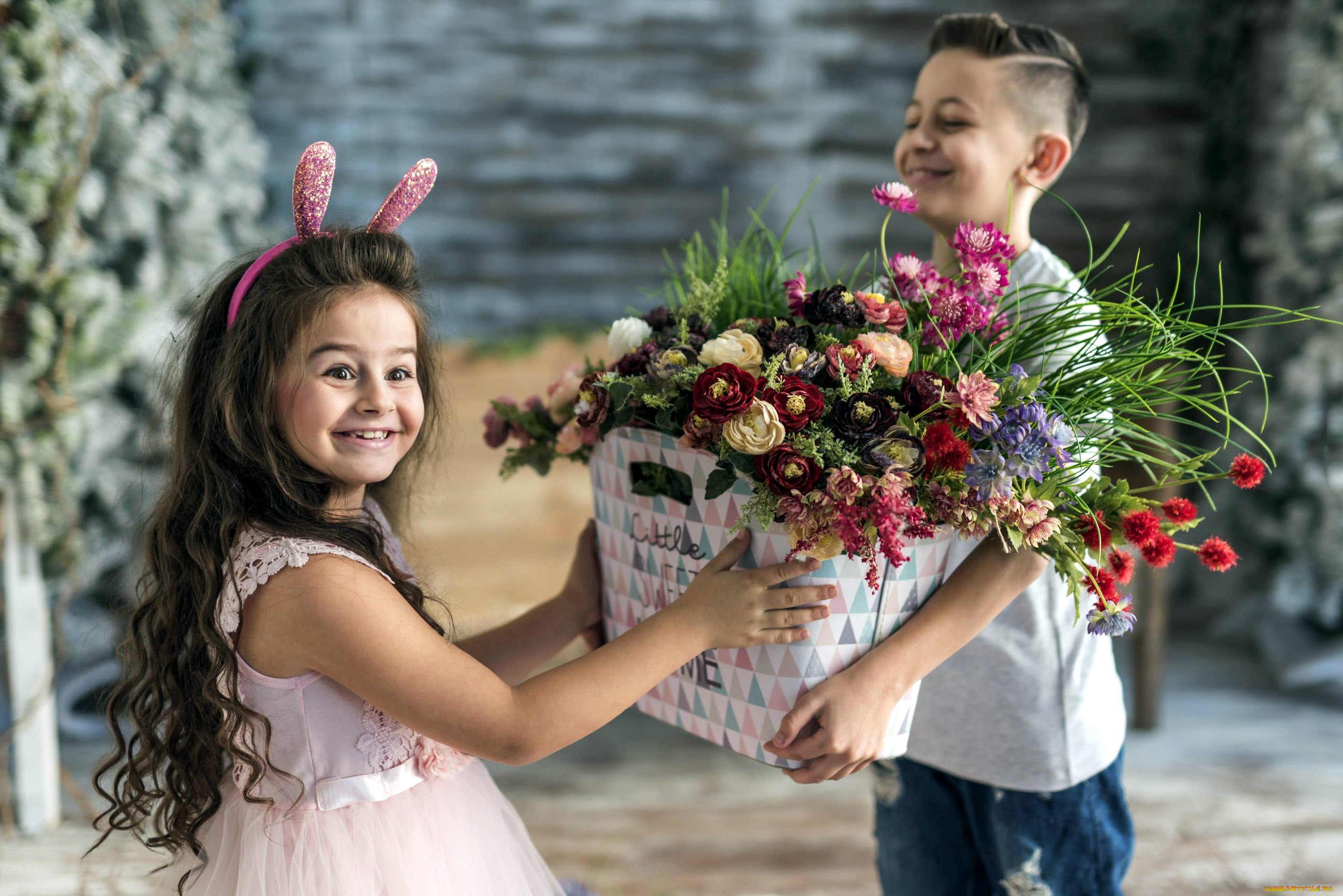 Подарю улыбку подарю цветы. Мальчик дарит девочке цветы. Дети с цветами. Букеты для детей. Фотосессия с букетом цветов.