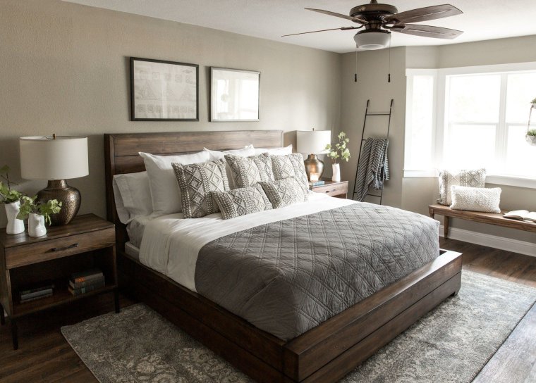 Серая спальня с темной мебелью