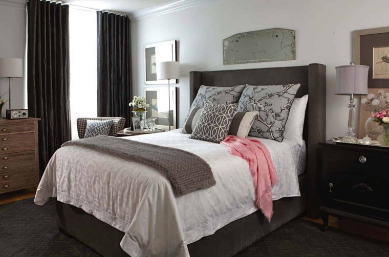 Коричневая кровать в интерьере