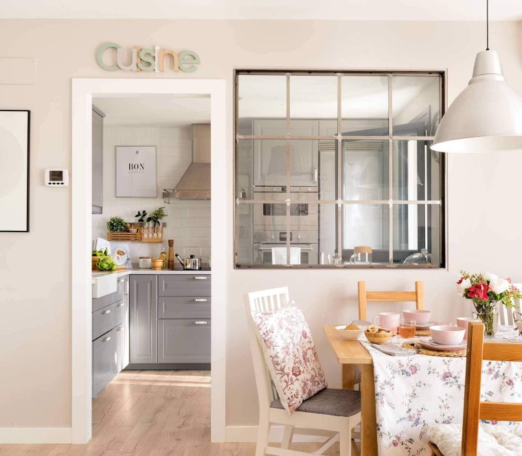 Окно между кухней и гостиной