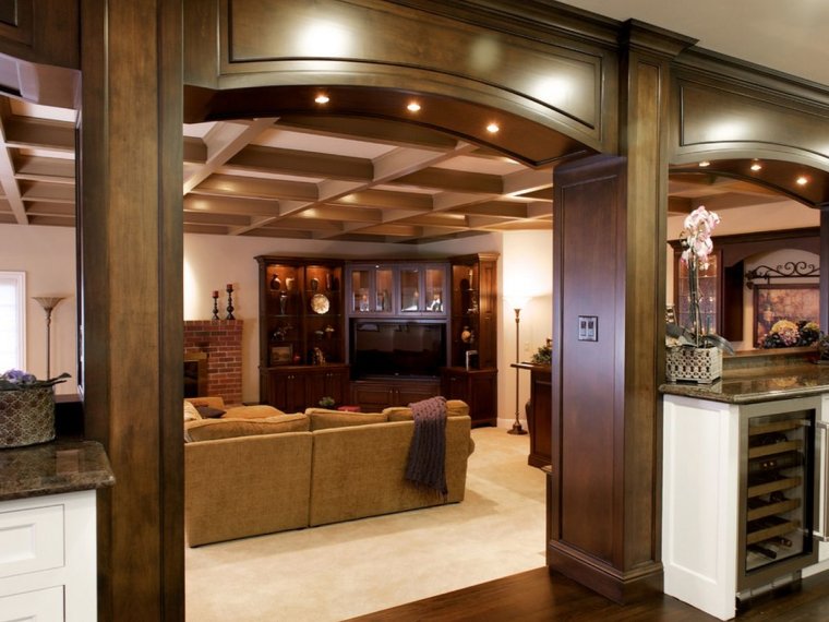 Деревянные арки в гостиной