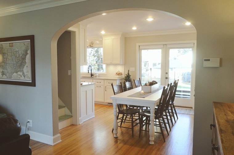 Широкий дверной проём в интерьере квартиры