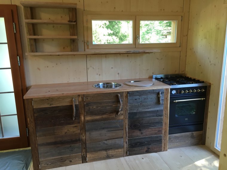 Кухня из досок для дачи