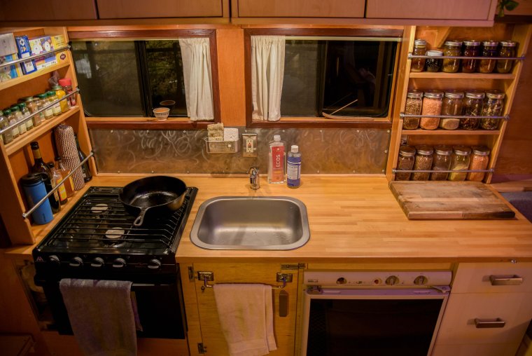 Мини кухня с плитой на колесах