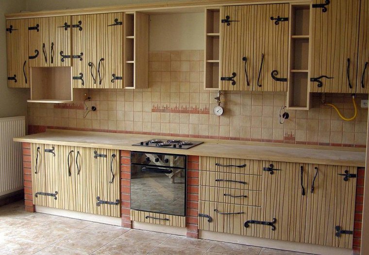 Кухонный гарнитур из дерева и фанеры