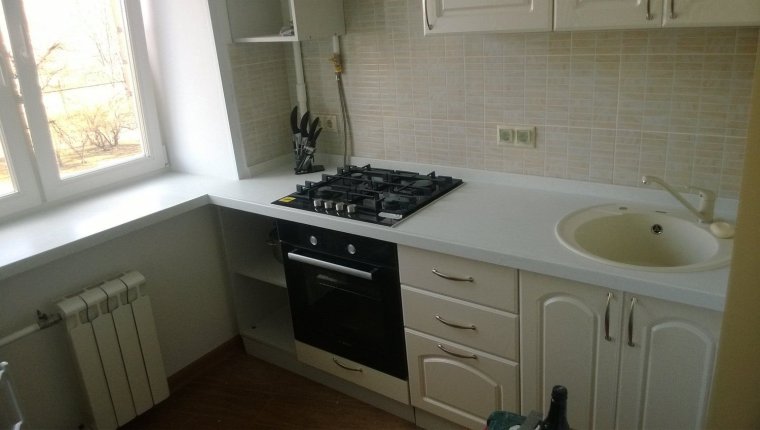 Кухонный гарнитур с подоконником столешницей