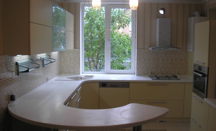 Угловая кухня с окном и барной стойкой