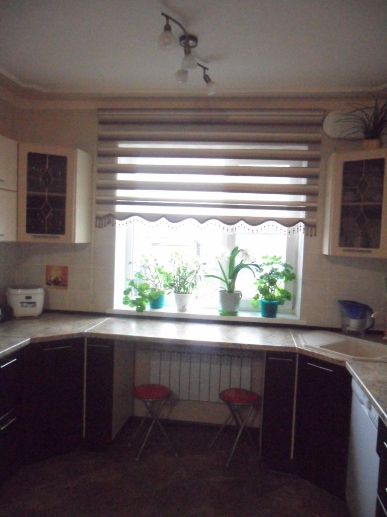 Столешница совмещенная с подоконником на кухне