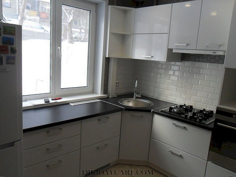 Широкий подоконник на кухне