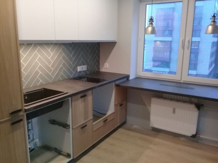 Кухонный гарнитур со столешницей у окна