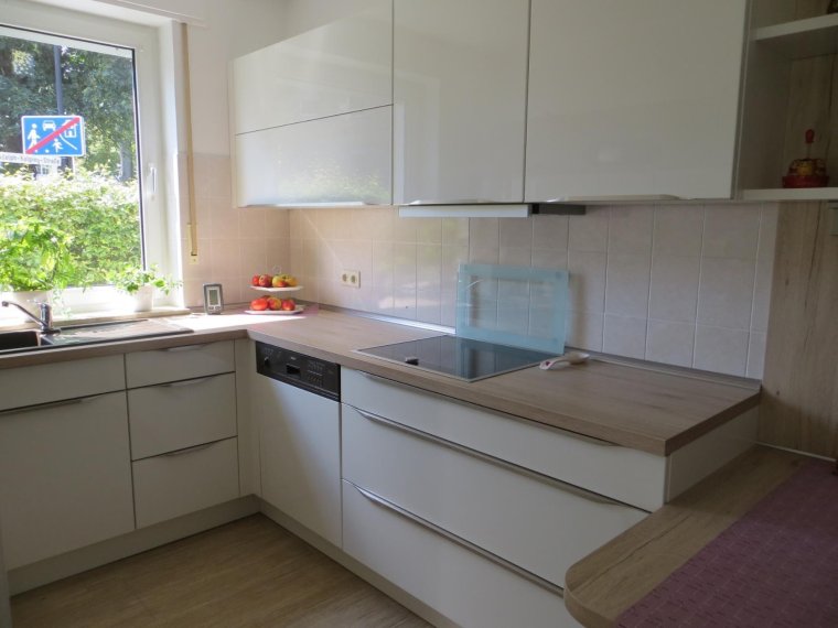 Кухни под окном угловые