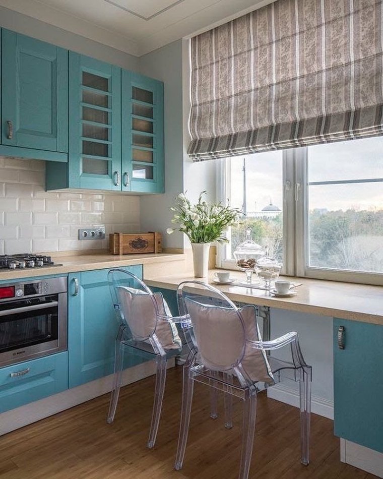 Маленьлаякухня с мойкой у окна