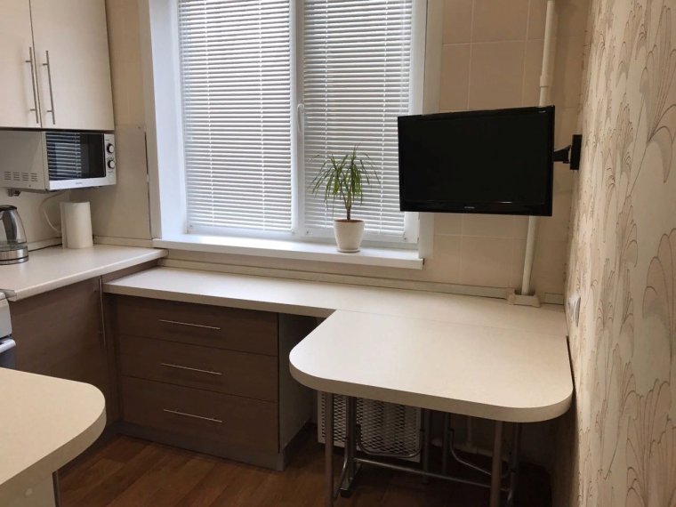 Интерьер кухни со столешницей у окна