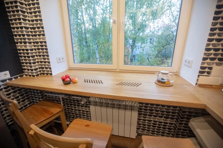 Стол-подоконник на кухне