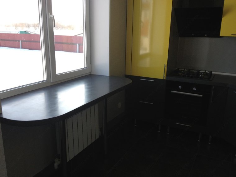 Обеденный стол подоконник