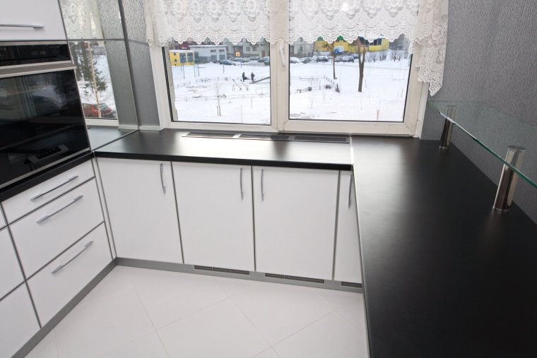 Столешница под окном на кухне