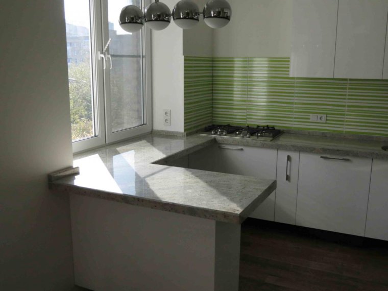 Кухни под окном угловые