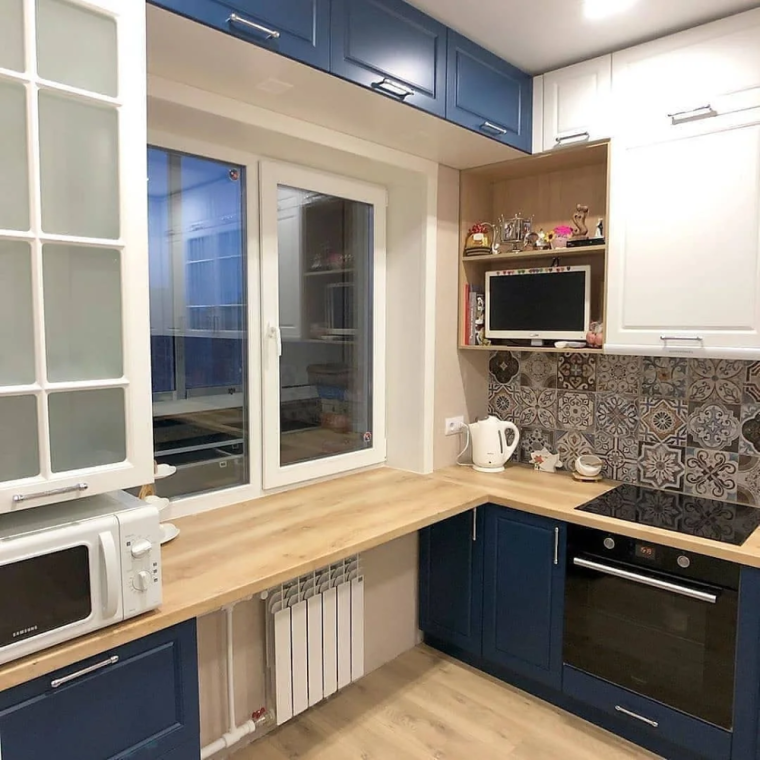 Стол-подоконник на маленькой кухне