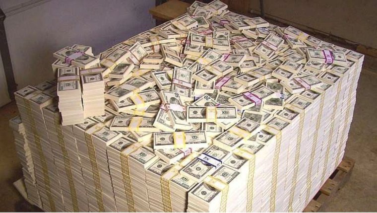 Огромная стопка денег