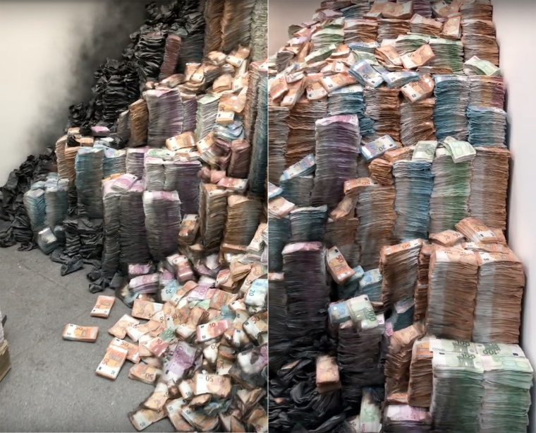 Огромная гора денег