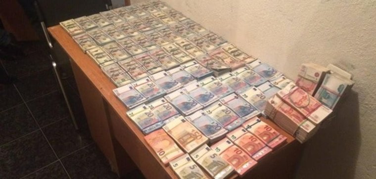 Полная комната денег