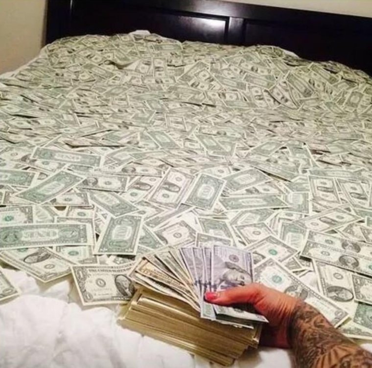 Деньги на кровати