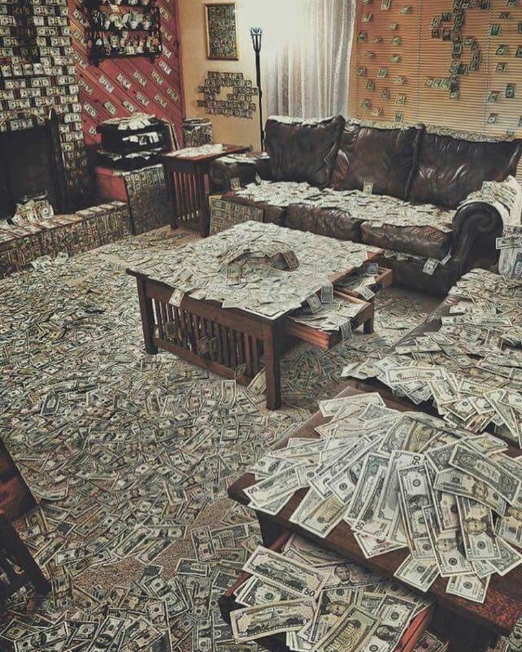 Куча денег в комнате