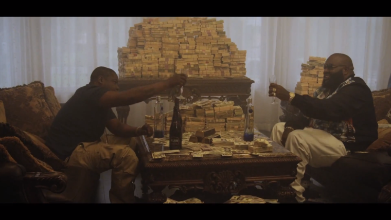 Куча денег в комнате