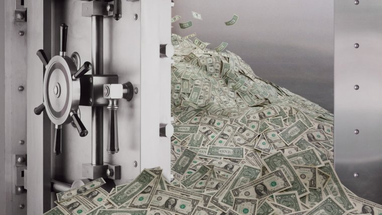 Банковский сейф с деньгами