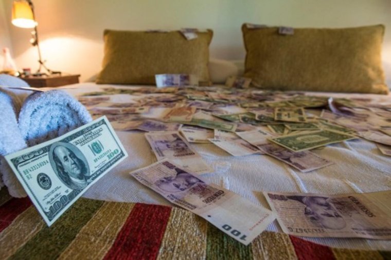 Огромная гора денег