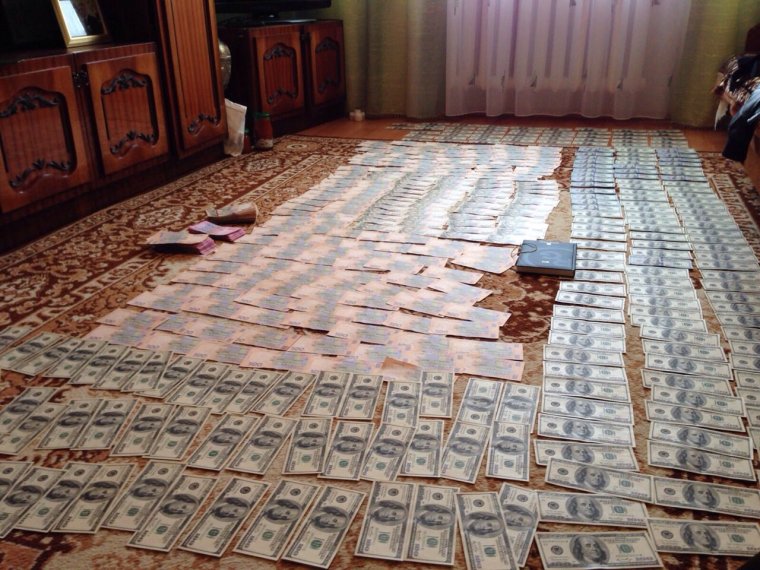 Деньги на полу