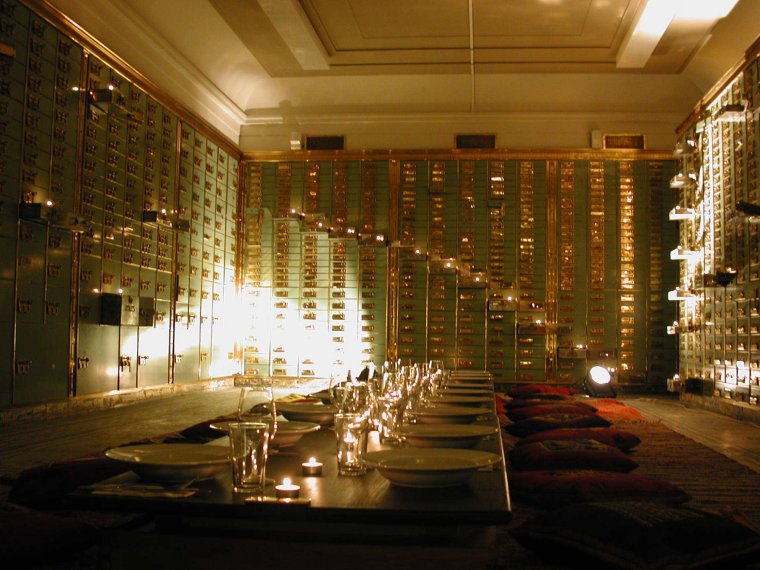 Куча денег в комнате