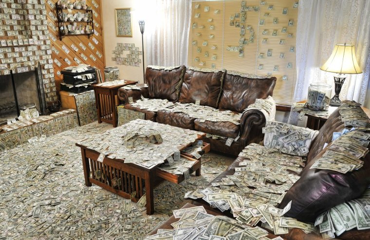 Банковское хранилище с деньгами