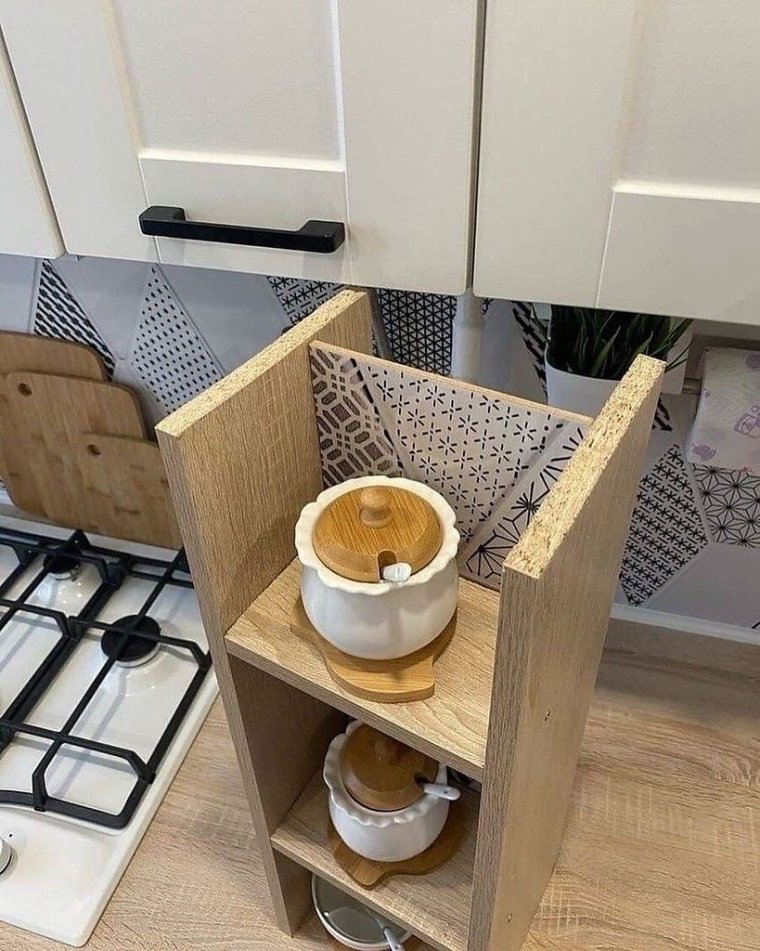 Полка для газовой трубы на кухне