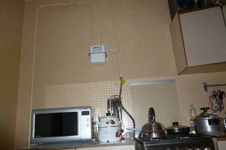 Газовая труба в шкафу