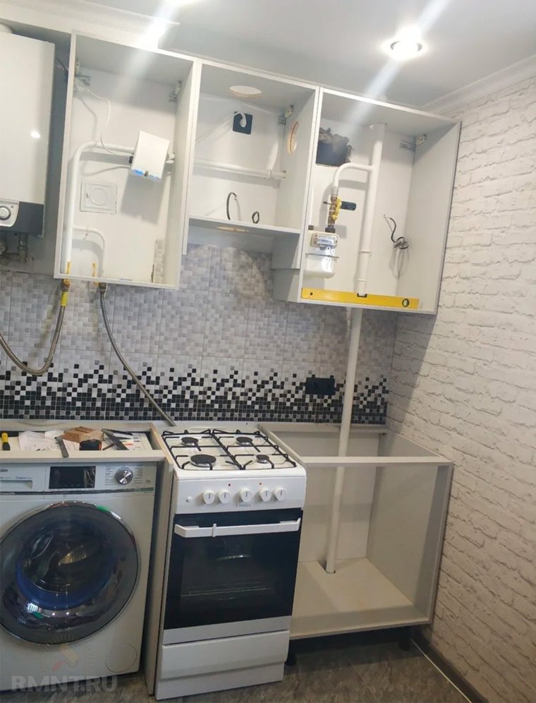 Кухонный гарнитур с газовой трубой