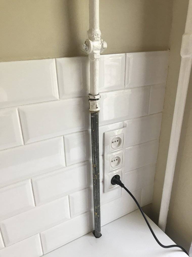 Декор трубы отопления на кухне