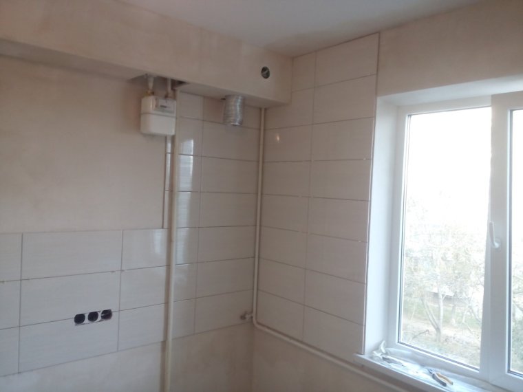 Кухонный гарнитур с холодильником у окна