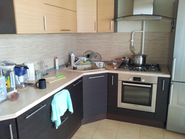 Кухонный гарнитур с газовой трубой