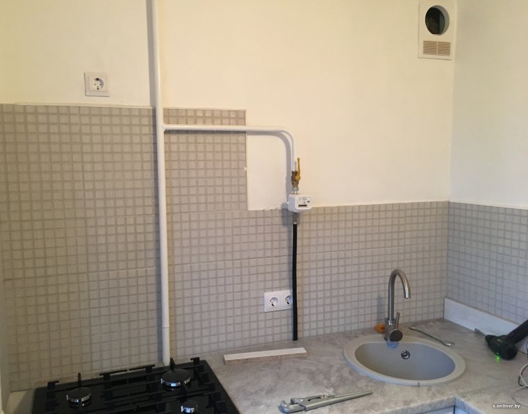 Газовая труба под столешницей