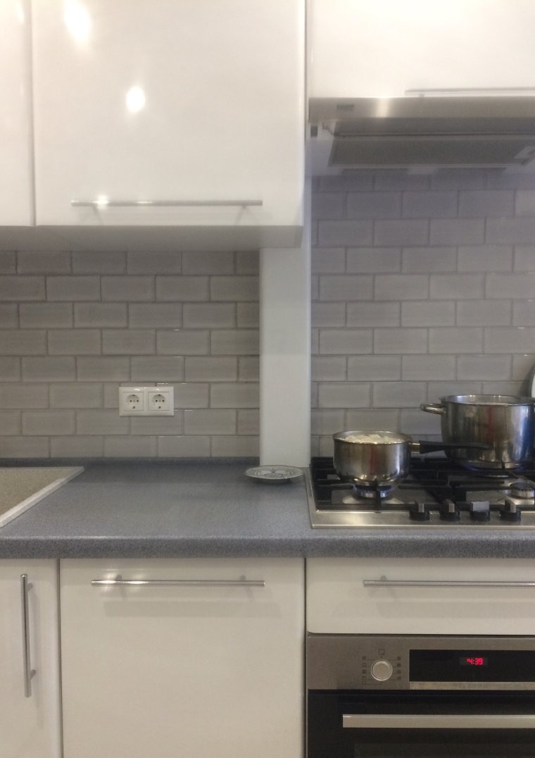 Фартук для кухни и газовая труба