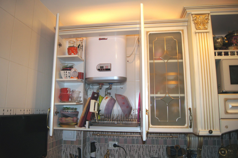 Кухонный шкаф с трубой