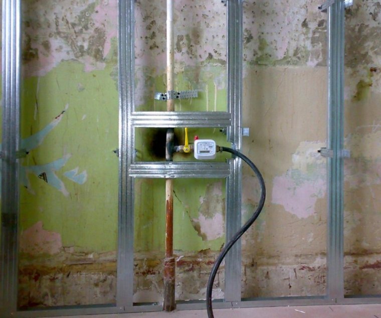 Зашивка труб на кухне