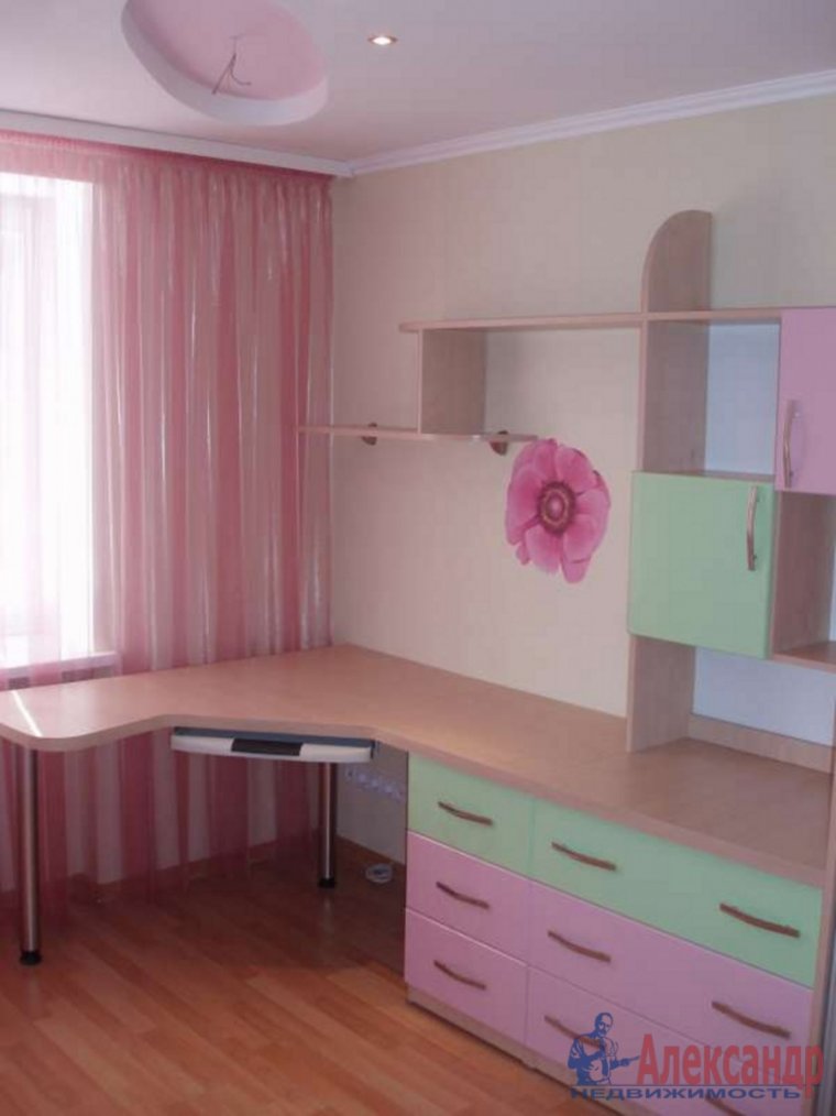 Узкая комната для девушки