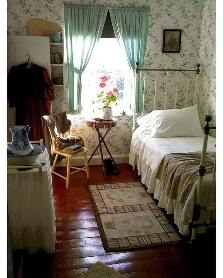 Бабушка в деревенской спальне