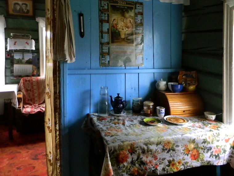 Старый деревенский домик внутри