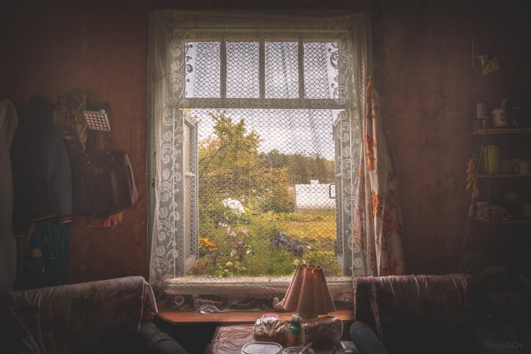 Деревенское окно изнутри